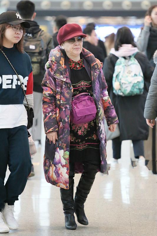 不戴假发的李谷一太真实！机场穿花棉袄像农家奶奶，和舞台差距大-图2