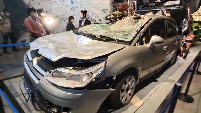 汶川地震幸存的一辆“神车”：被纪念馆收藏，只因车牌太特殊-图1