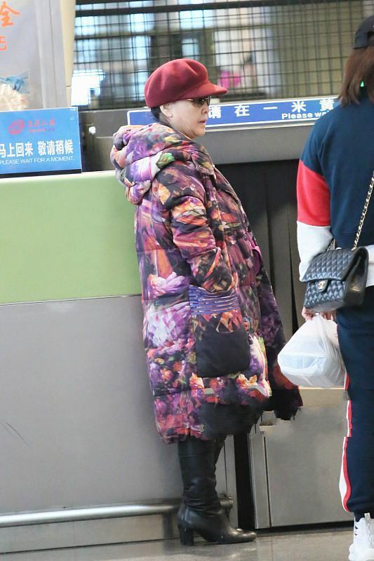不戴假发的李谷一太真实！机场穿花棉袄像农家奶奶，和舞台差距大-图3