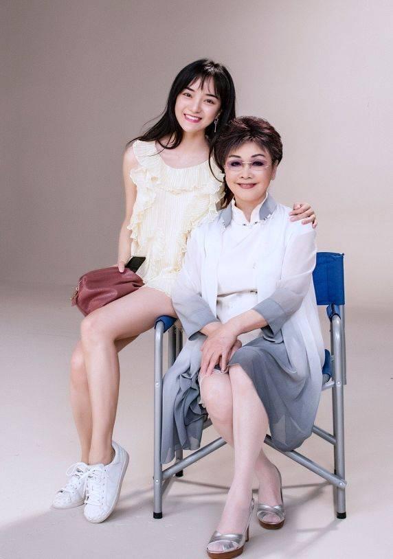 不戴假发的李谷一太真实！机场穿花棉袄像农家奶奶，和舞台差距大-图4