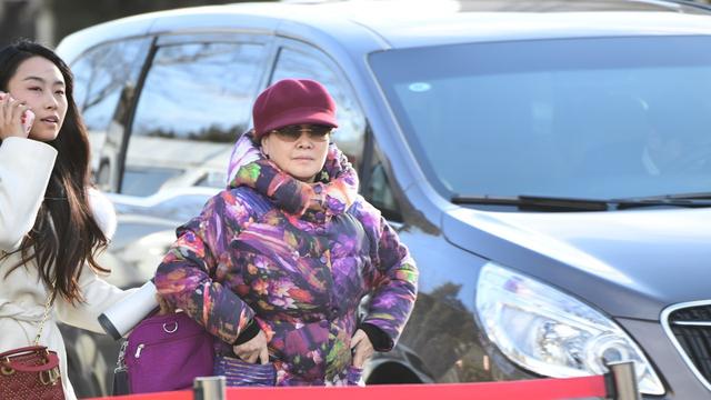 不戴假发的李谷一太真实！机场穿花棉袄像农家奶奶，和舞台差距大-图1