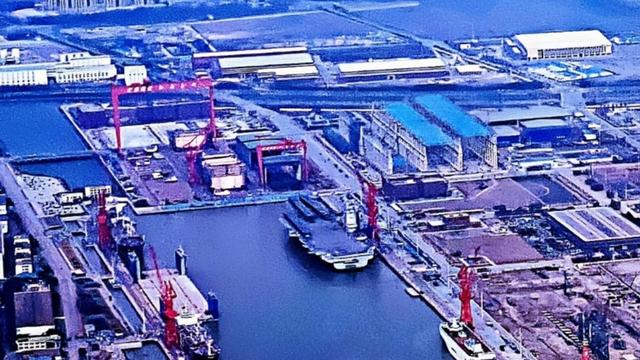 一夜过后，上海江南厂内，新航母的旁边，又一艘巨舰突然出现了-图1