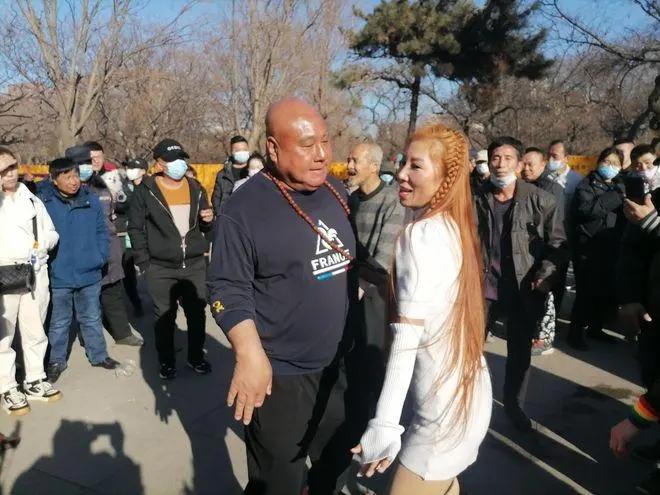 大快人心！沈阳劳动公园“钻裤裆”“挂满大妈”等不雅舞姿被整治-图2