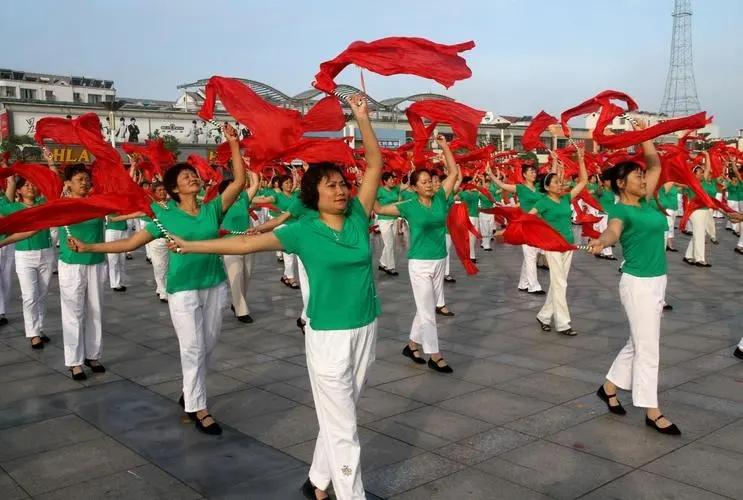 大快人心！沈阳劳动公园“钻裤裆”“挂满大妈”等不雅舞姿被整治-图4