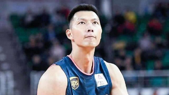 易建联：娶巴西足球宝贝荆灵，婚后连生两胎，如今妻儿都定居美国-图1
