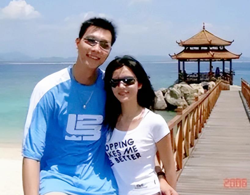 易建联：娶巴西足球宝贝荆灵，婚后连生两胎，如今妻儿都定居美国-图3