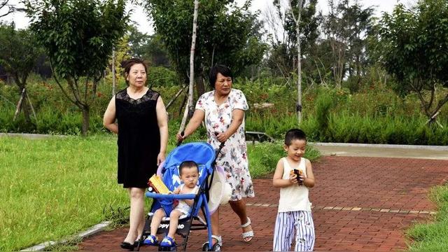 孙子与外孙同时出世，我选择了帮忙带外孙，从此没人叫我奶奶-图1