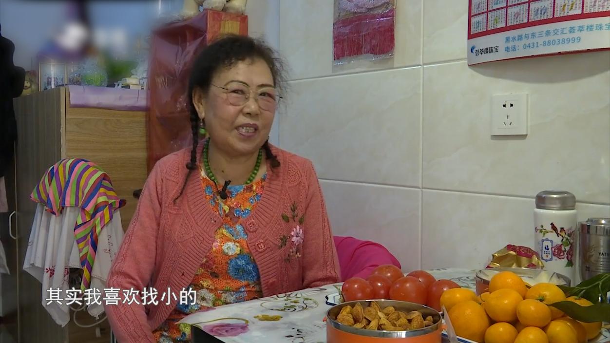 61岁大妈相亲，想找年龄小的，还掀开衣服秀身材，大哥：你太老了-图2