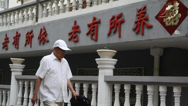 去过养老院才发现：健康的老人并不受欢迎，有钱的也比没钱的痛苦-图1