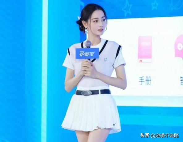 最近火了一种新穿法：“短裙+短袜”，时髦又迷人，热巴都上头了-图2