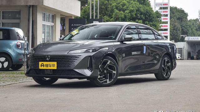 新车 | 售8.79万起，长安逸达正式上市，搭1.5T动力/标配13英寸大屏-图1