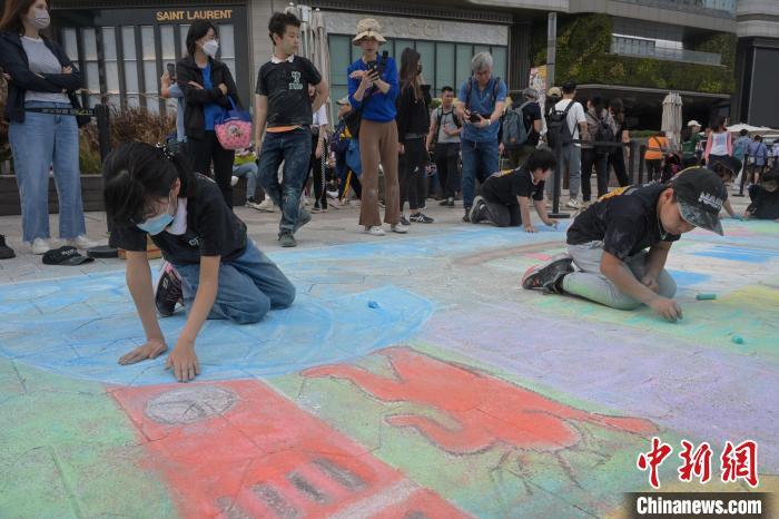 星光大道粉笔画打破“香港最长户外粉笔画”纪录-图3