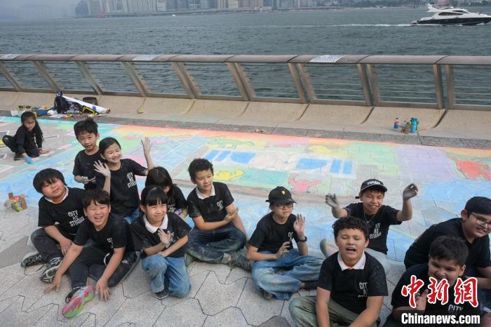 星光大道粉笔画打破“香港最长户外粉笔画”纪录-图4