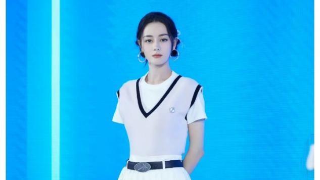 最近火了一种新穿法：“短裙+短袜”，时髦又迷人，热巴都上头了-图1