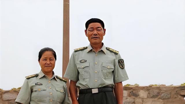 夫妻俩驻守孤岛32年，没水没电没居民，年薪5700，深夜靠喝酒壮胆-图1